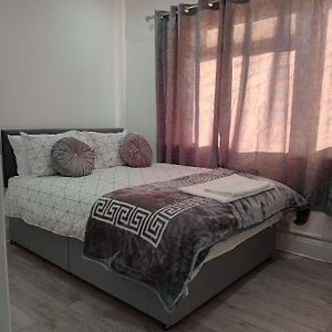Good Priced Double Bed Rooms In Harrow With Shared Bathrooms Hatch End Exterior photo