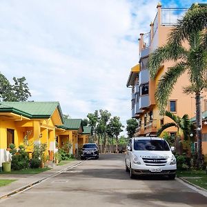 Reddoorz @ Farm Side Hotel Laoag City Exterior photo