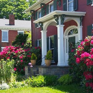 Grape Arbor Bed And Breakfast Erie Exterior photo