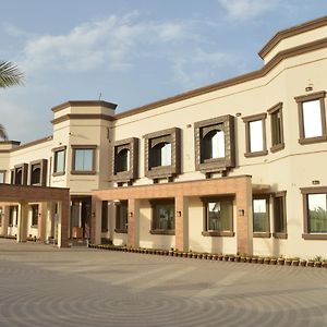 Midway Hotel & Restaurant Sadiqabad Exterior photo