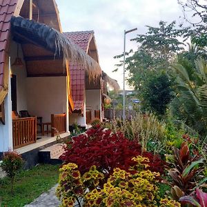 Bale Kembang Kuning Apartamento Tetebatu Exterior photo