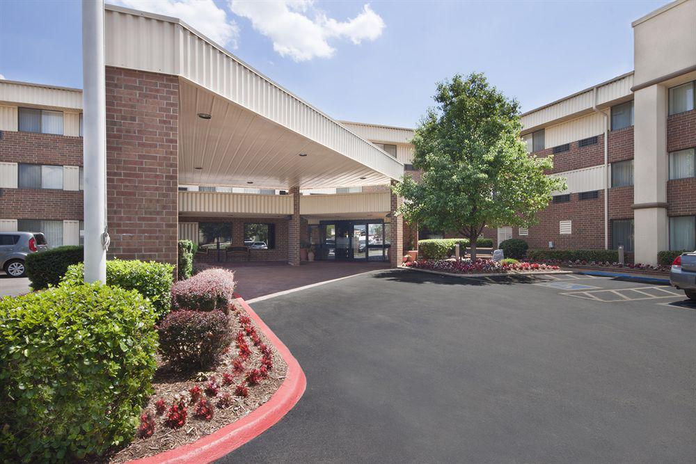 Clarion Pointe OKC Airport Hotel Oklahoma City Exterior foto