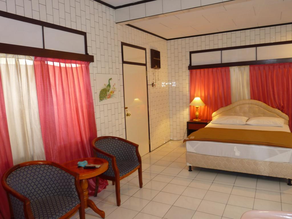 Sumber Ria Hotel Gorontalo Habitación foto