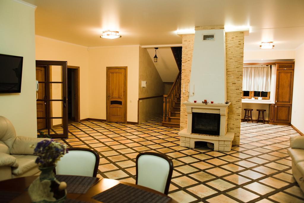 Komilfo Hotel Chernivtsi Habitación foto