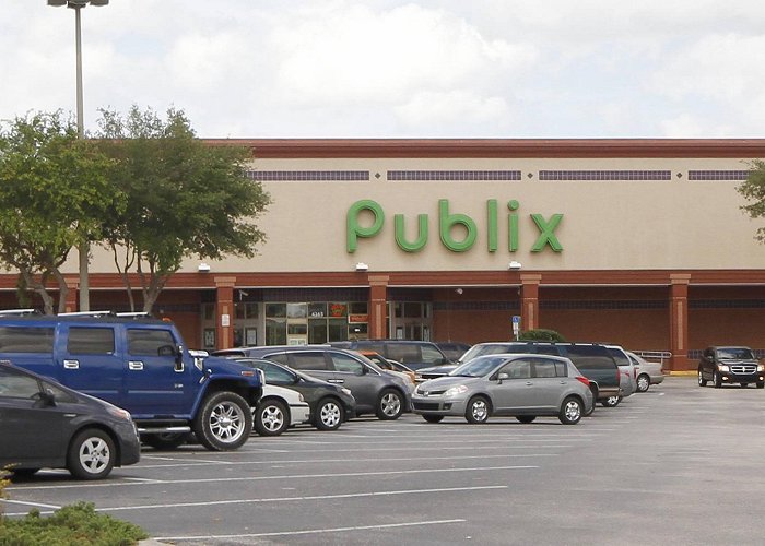 Lakewood Plaza Shopping Center Retail Space for Lease in Spring Hill, FL | Lakewood Plaza | PECO photo