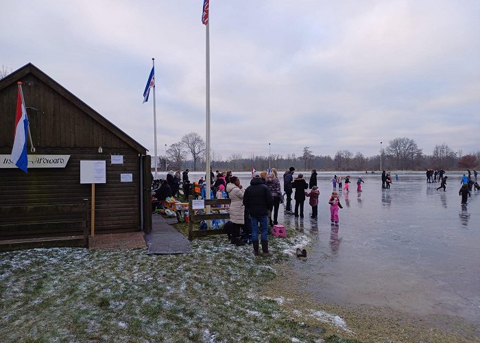 IJsbaan Gezellig druk op ijsbaan in Aldwâld - RTV NOF Nieuws photo