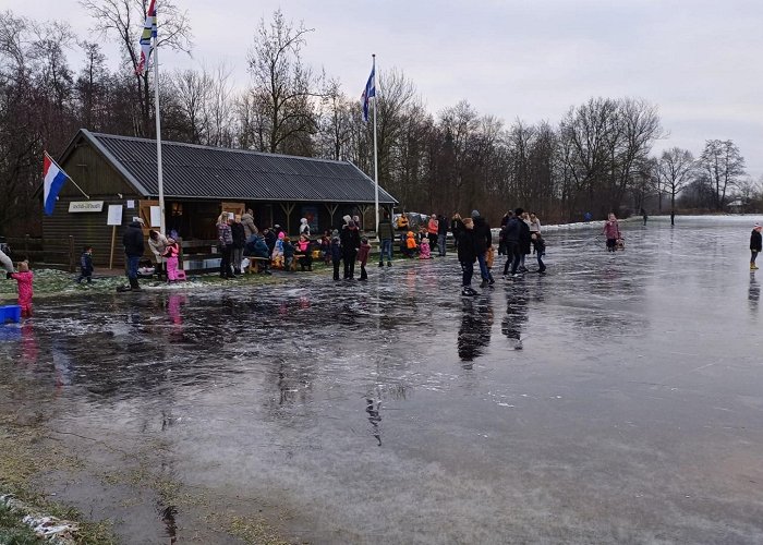 IJsbaan Gezellig druk op ijsbaan in Aldwâld - RTV NOF Nieuws photo