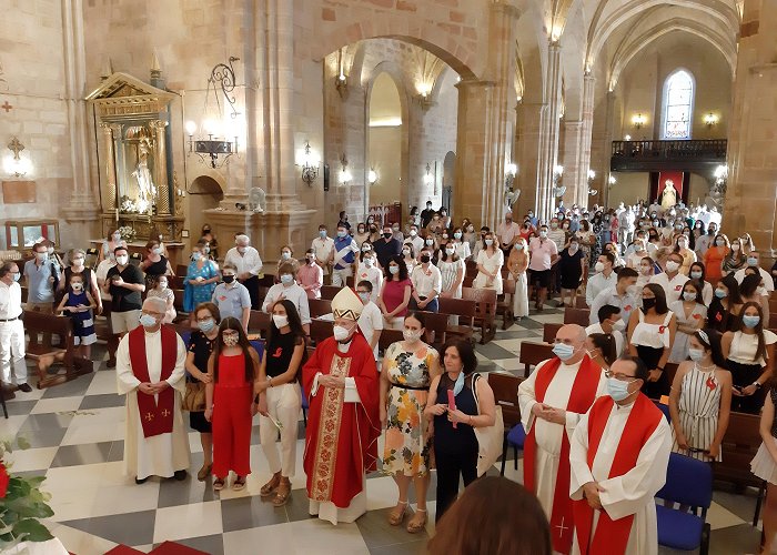 Parroquia de Santa Maria la Mayor El Obispo bautiza a una catecúmena adulta y confirma a 73 personas ... photo