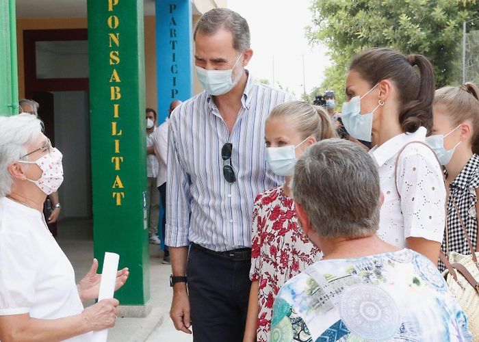 Hermanas de la Caridad de San Vicente de Paul Los Reyes y sus hijas visitan un centro de las Hermanas de la ... photo