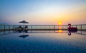 Serene Beach Danang Hotel Exterior photo