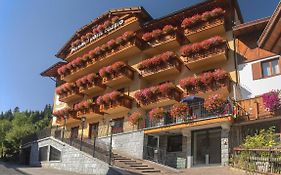 Dolomiti Hotel Cozzio Madonna Exterior photo