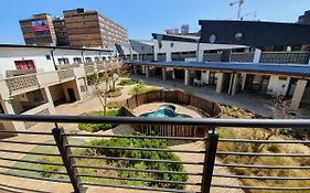Royal Stina Hotel-Style With Swimming Pool Johannesburgo Exterior photo
