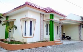 Karyakita Homestay Rumah Magelang Exterior photo