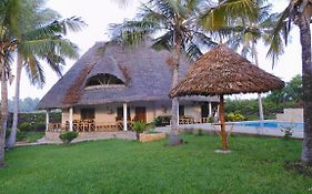 Queen K Cottages Watamu At Chrystal Homes Exterior photo
