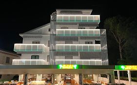 Hotel Oasi Lignano Sabbiadoro Exterior photo