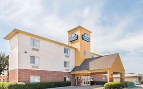 Days Inn & Suites By Wyndham Dallas Exterior photo