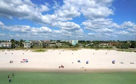 Travelodge By Wyndham Panama City Beach / Beachfront Exterior photo