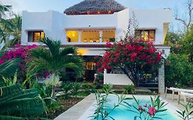 Pucci House Watamu Bed and Breakfast Exterior photo