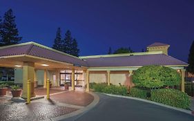 Hotel Howard Johnson By Wyndham Sacramento Downtown Exterior photo