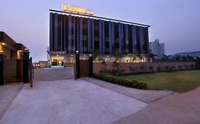 Hotel Le Seasons Park Greater Noida Exterior photo