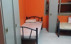 Executive Sharing Bed With Other Male Guests Albergue Sharjah Exterior photo