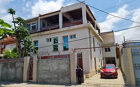 Lovely 5-Bed Suits - Guest House In Luanda Exterior photo