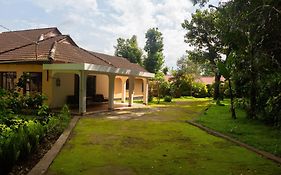 The House Of Black And White Albergue Arusha Exterior photo