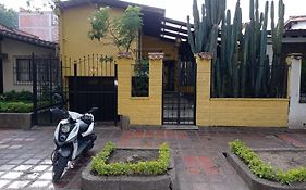 Yellow House Hostel Medellín Exterior photo