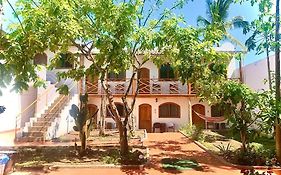 Hostal White House Galapagos Albergue Puerto Ayora  Exterior photo