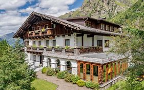 Hotel Landhaus Edelweiss Sankt Leonhard im Pitztal Exterior photo