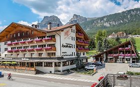 Hotel Ladinia La Villa  Exterior photo