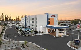 Hampton Inn & Suites Bakersfield Central Exterior photo