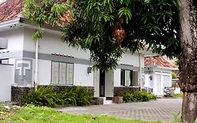 Ndalem Mantrigawen Hotel Yogyakarta Exterior photo