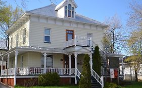 Auberge Internationale De Riviere-Du-Loup Albergue Exterior photo