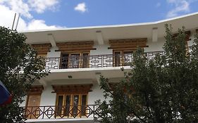 Mentokling Guest House And Garden Restaurant Leh Exterior photo