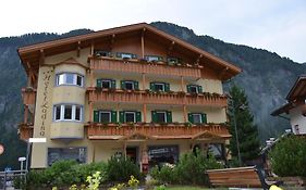 Hotel Ladina Campitello di Fassa Exterior photo