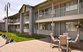 Hotel Super 8 By Wyndham Quesnel Bc Exterior photo