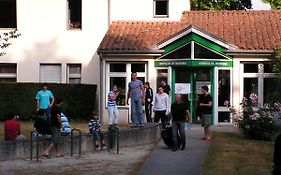 Auberge De Jeunesse De Saintes Albergue Exterior photo