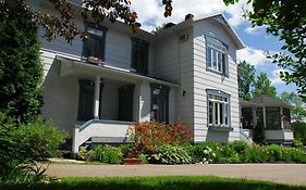 Auberge La Maison Sous Les Pins Saint-Joseph-de-la-Rive Exterior photo