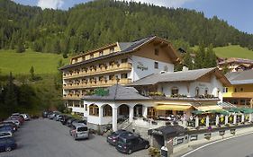 Hotel Berghof Innerkrems Exterior photo