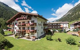 Hotel Garni Romantika Sankt Leonhard im Pitztal Exterior photo