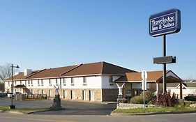 Travelodge Inn & Suites By Wyndham Muscatine Exterior photo
