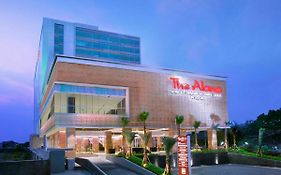 The Alana Hotel & Convention Center Solo By Aston Exterior photo