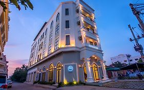 Sky Palace Boutique Hotel Battambang Exterior photo