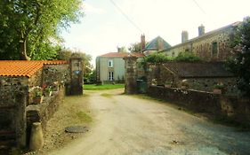 Le Manoir "Aux Douves" Bed and Breakfast Bazoges-en-Paillers Exterior photo