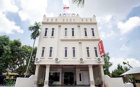 Vaccinated Staff - OYO 621 Vania Residence Medan Exterior photo