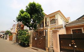 Maharani Guesthouse Tebet Syariah Yakarta Exterior photo