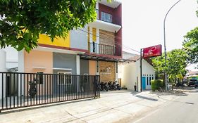 Hotel Reddoorz Syariah Near Purwosari Train Station Solo Exterior photo