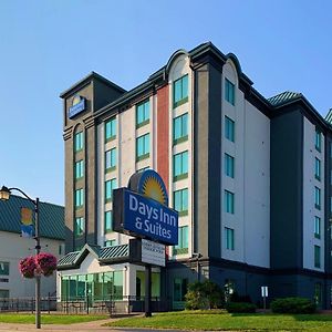 Hotel Days By Wyndham Niagara Falls Centre St. By The Falls Exterior photo