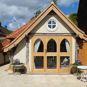 Remarkable 1-Bed Cottage Near Henley-On-Thames Exterior photo